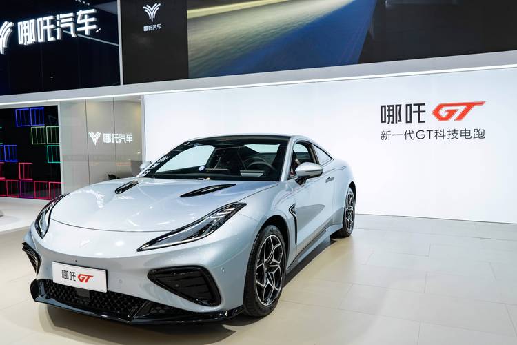 东莞75哪吒汽车在智能汽车领域的表现，领途汽车在新能源汽车市场中的影响力